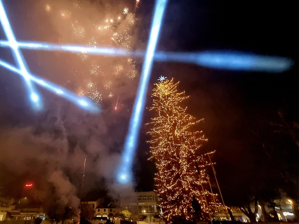 Τρίκαλα: Με πυροτεχνήματα υποδέχθηκαν το 2023 - Πλήθος κόσμου στην Κεντρική πλατεία